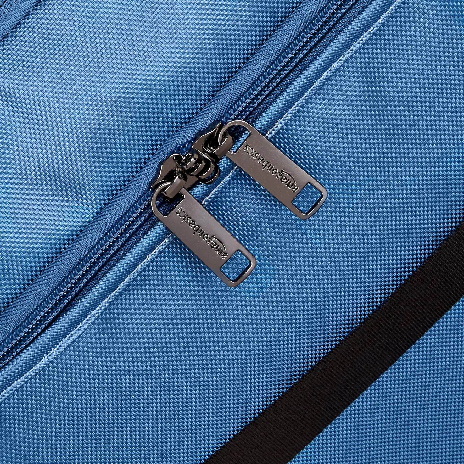 AmazonBasics Francis Wheeled Duffel, Blue