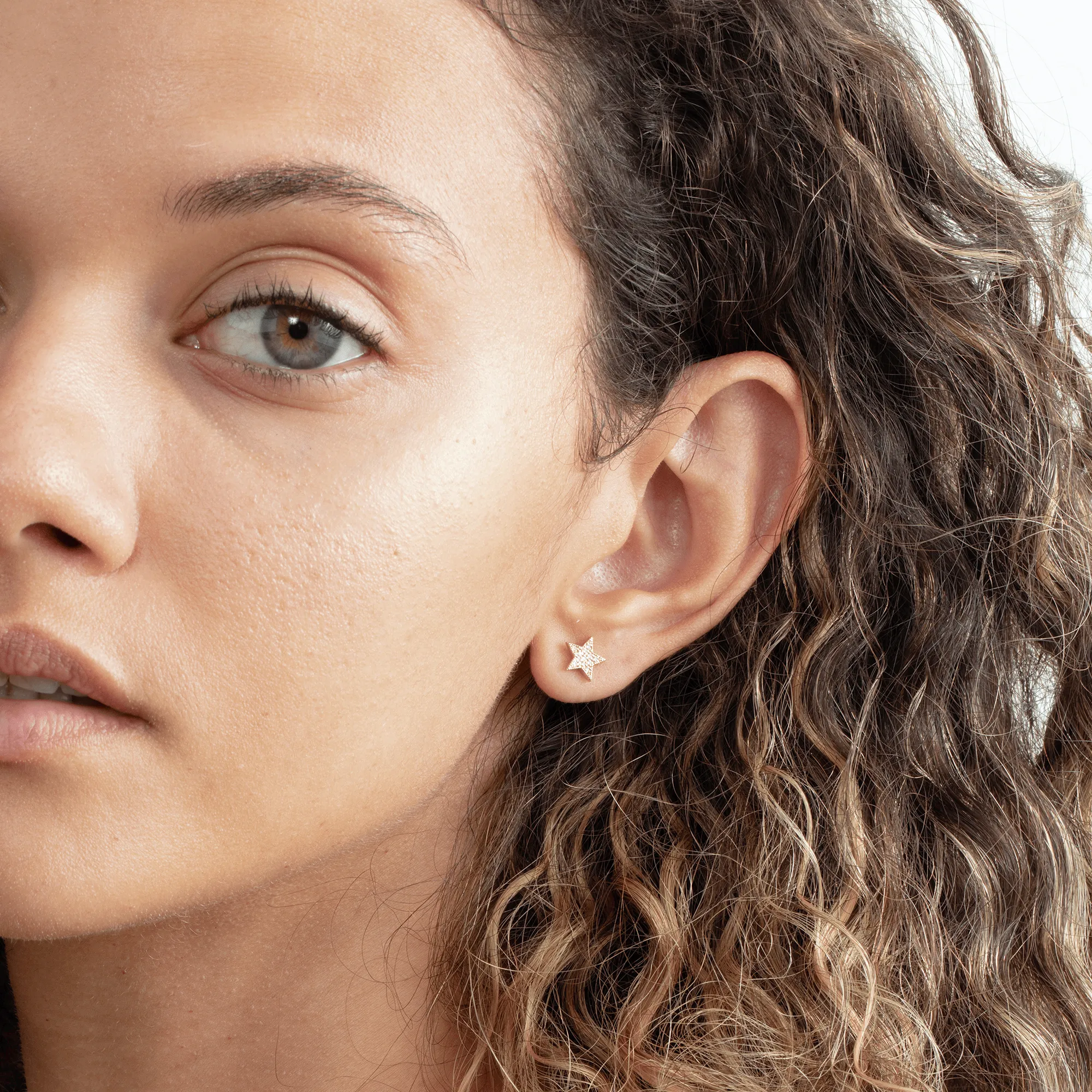 Bold Diamond Star Studs, Luz