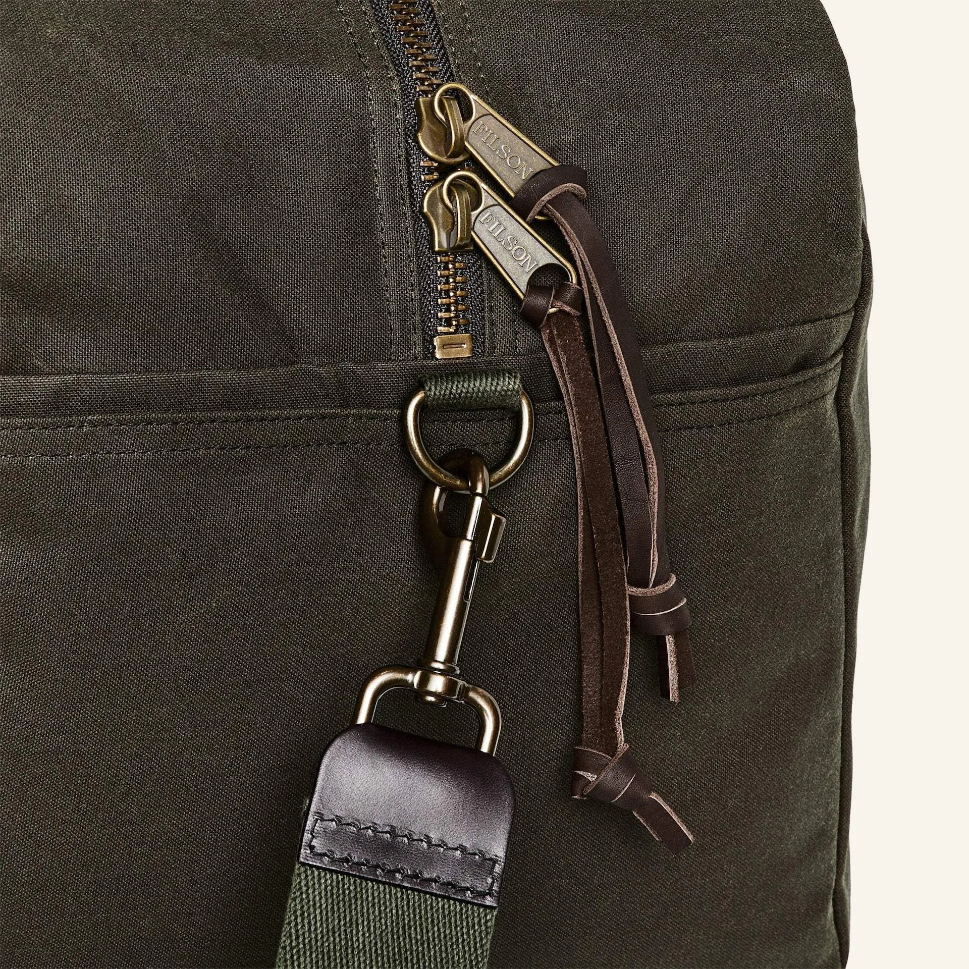 Filson Taska -Tin Cloth Medium Duffle - Otter Green